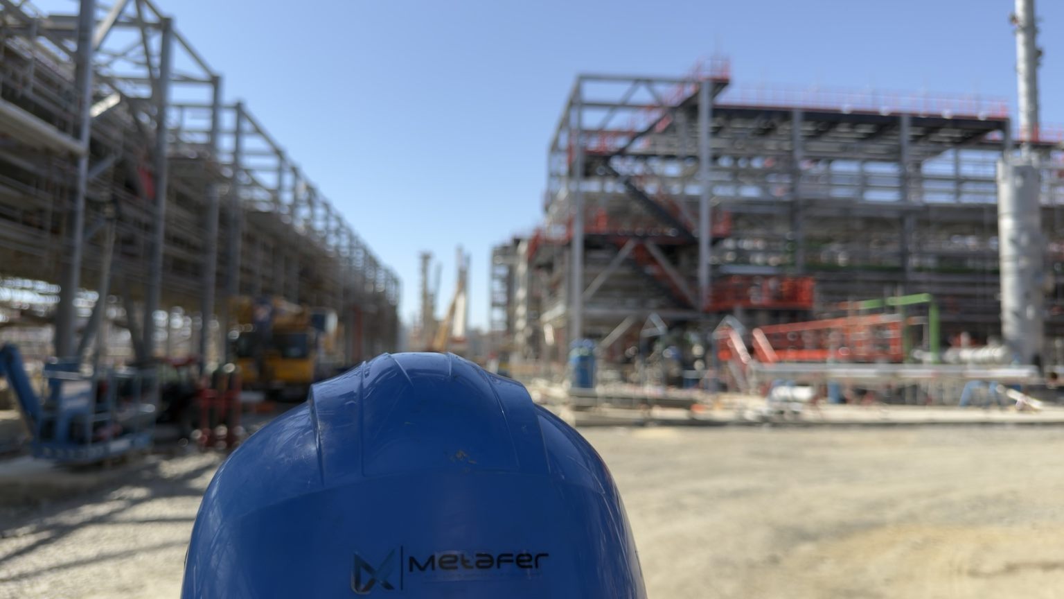 Estrutura metálica industrial de múltiplos pisos em construção