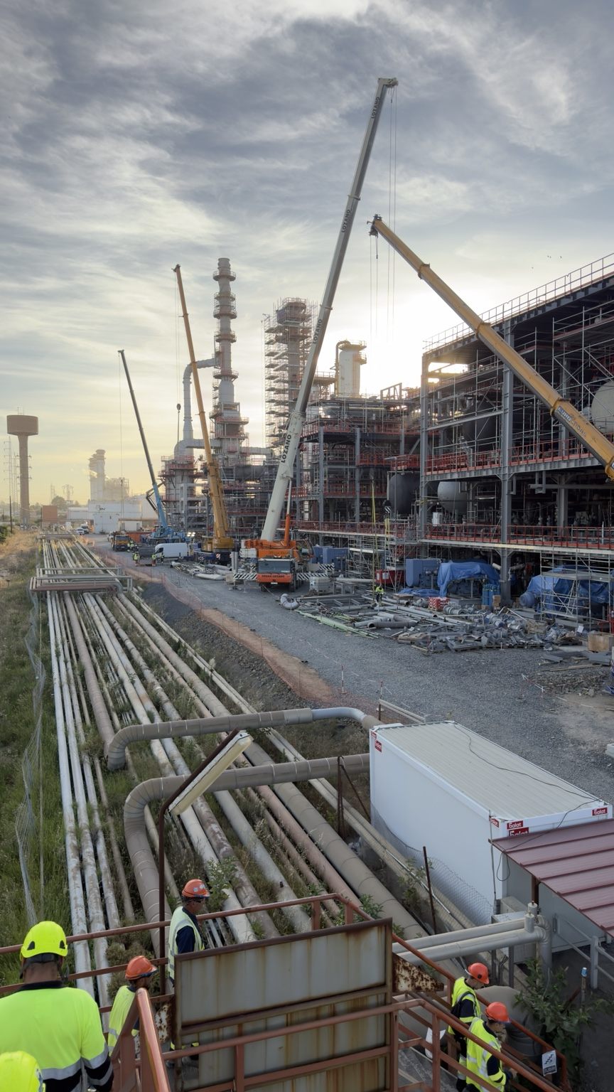 Instalacao industrial Metafer -- piperack ao entardecer
